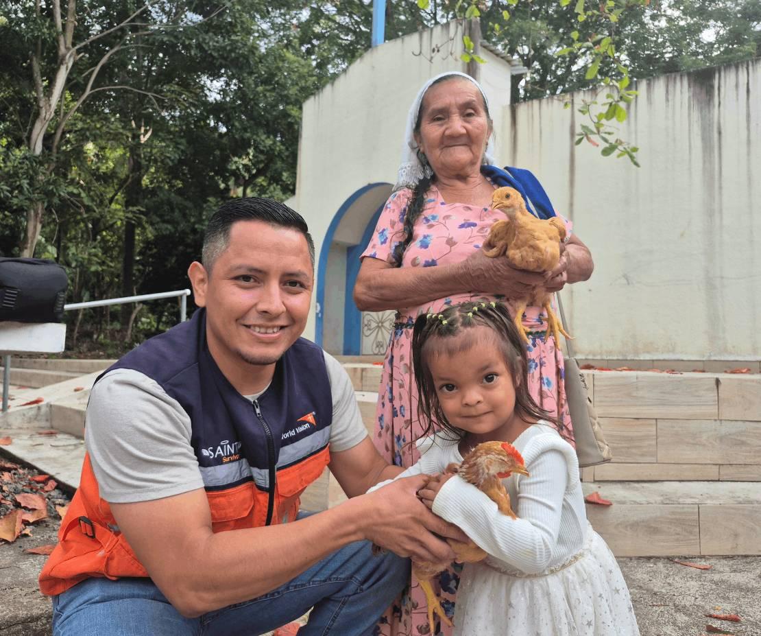 닭 선물 받고 행복해하는 아이들