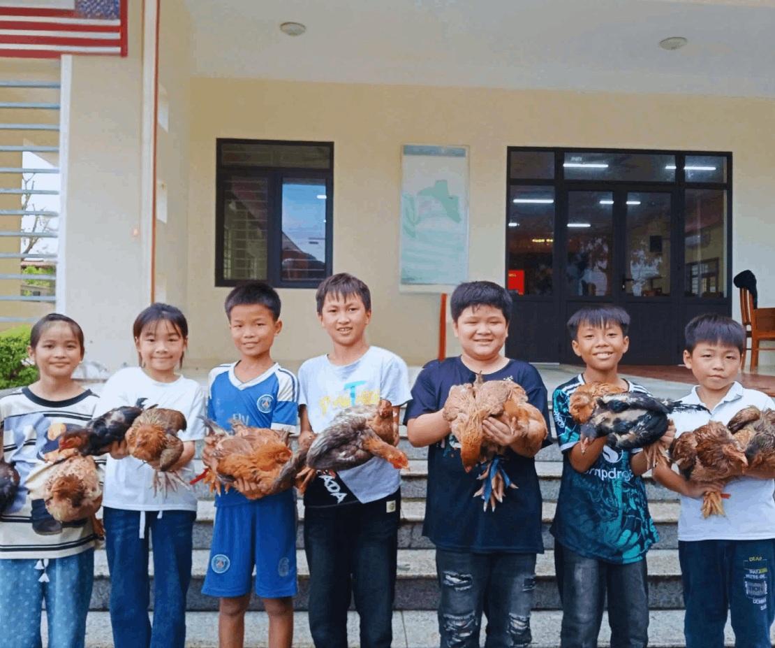 닭 선물 받고 행복해하는 아이들