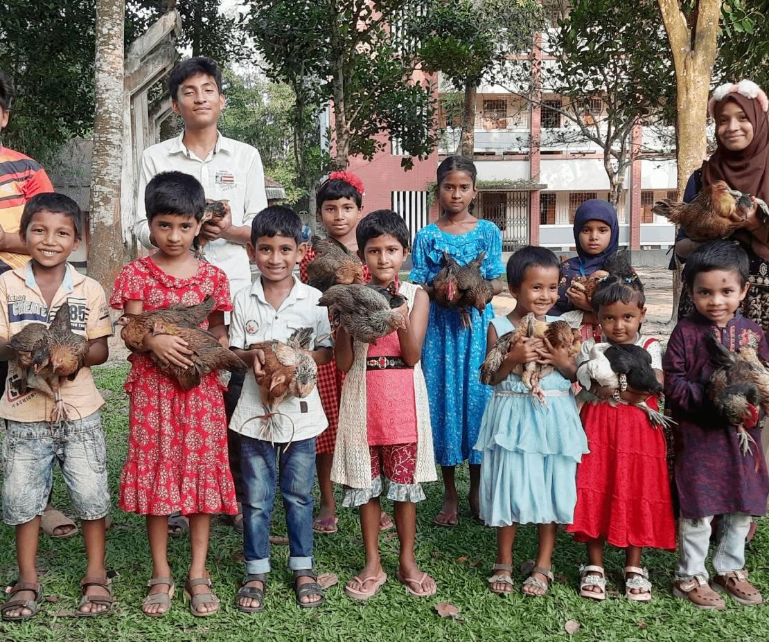 닭 선물 받고 행복해하는 아이들