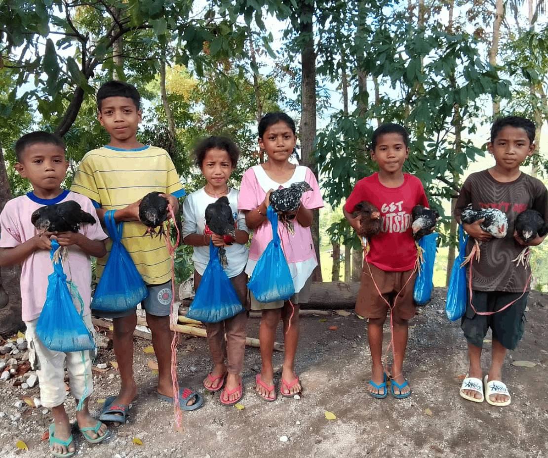 닭 선물 받고 행복해하는 아이들