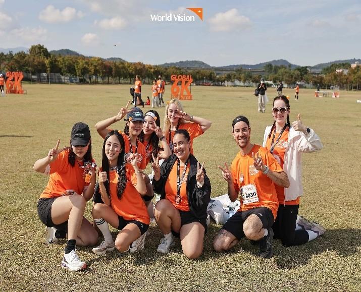 넓은 잔디 광장에서 글로벌 6K 참가자들이 완주 후 모여 기념사진을 촬영하고 있다.