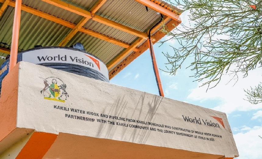 케냐 이시올로 지역에 설치된 월드비전 식수 시설과 물탱크가 햇빛 아래 놓여 있다.