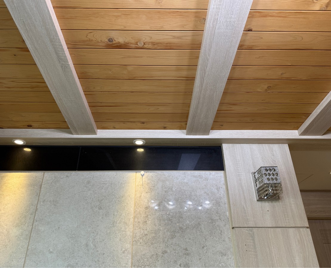 깨끗한 벽지와 천장