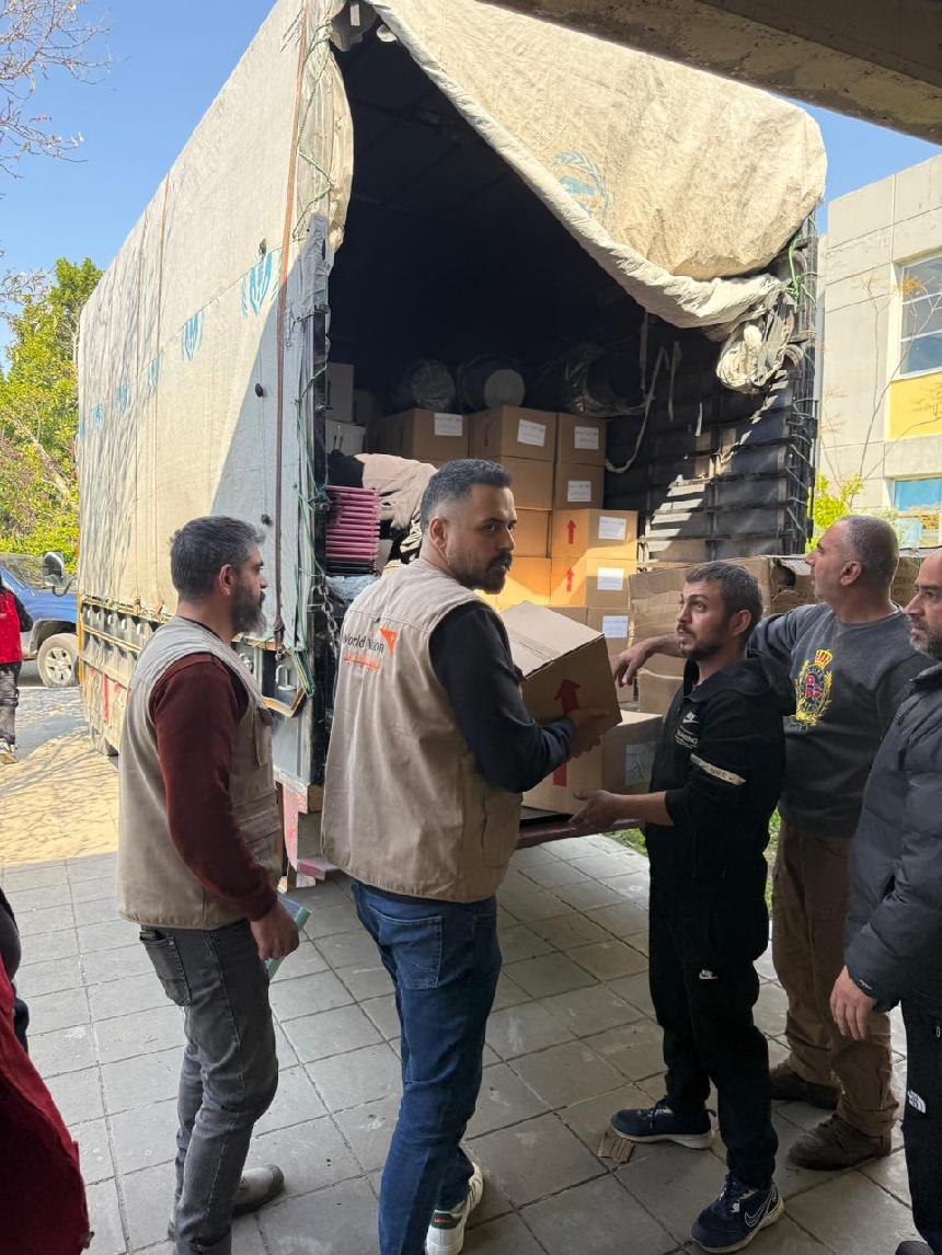 레바논 마운트 레바논(Mount Lebanon) 지역에서 긴급구호 생필품 배분을 준비하고 있는 모습 사진