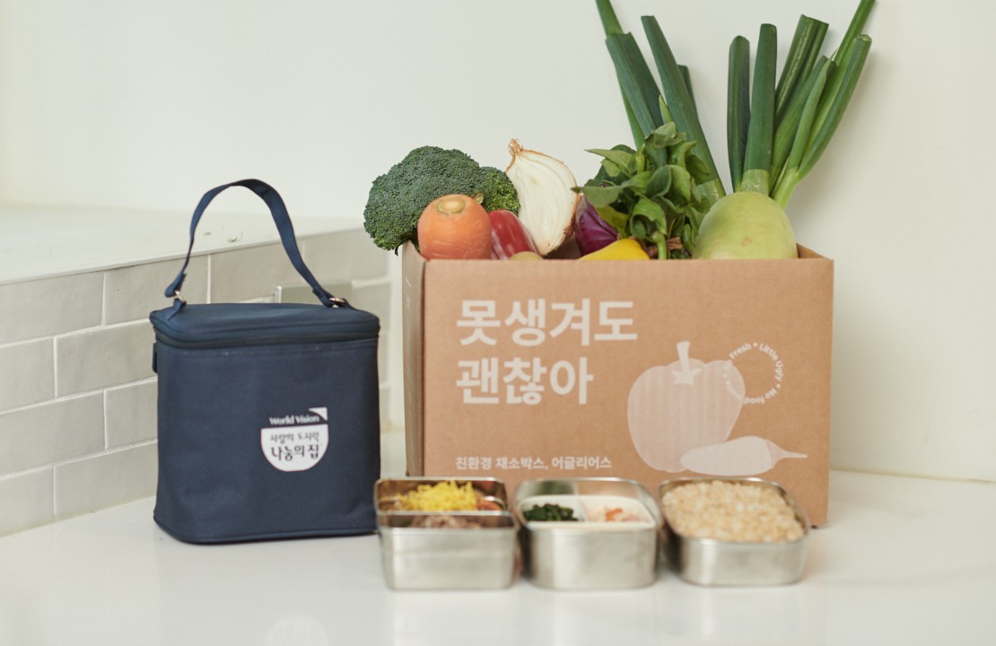식탁위에 채소가 담긴 박스와 도시락이 놓여져 있다