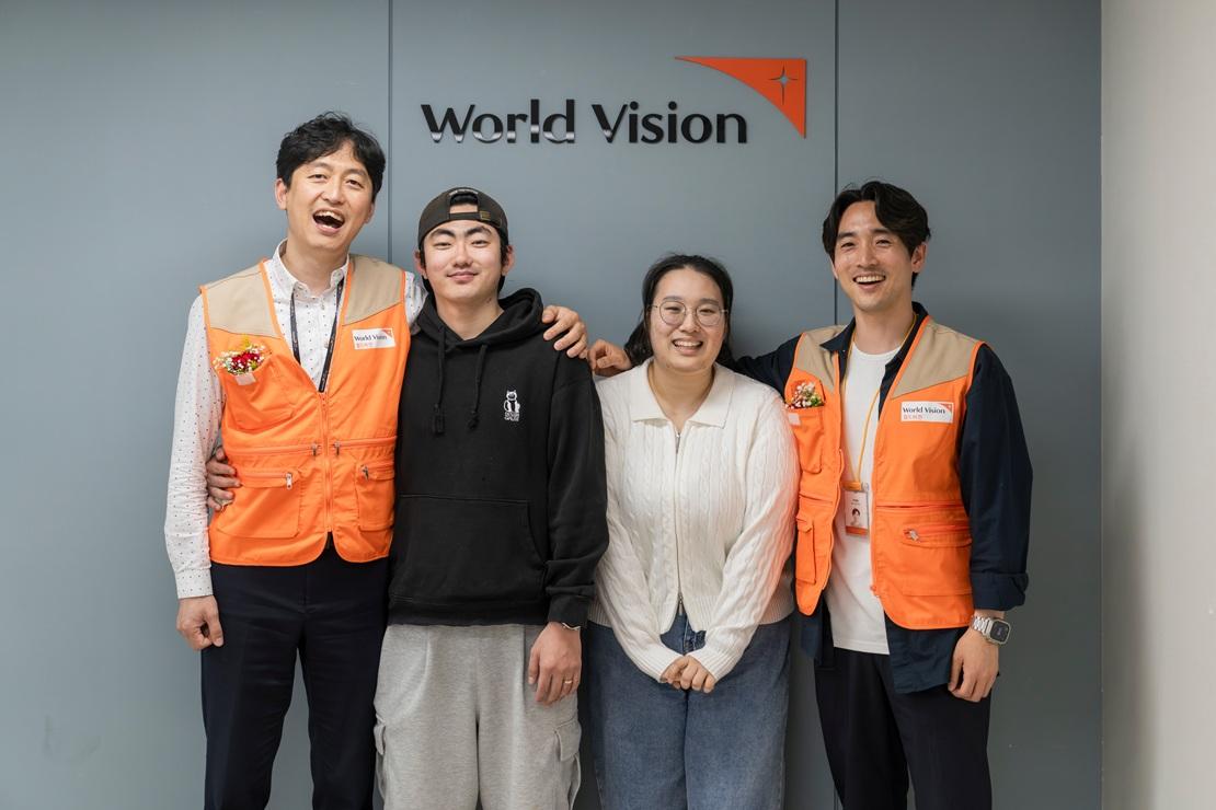 월드비전 부산사업본부 사회복지사와 후원아동 출신 청년들