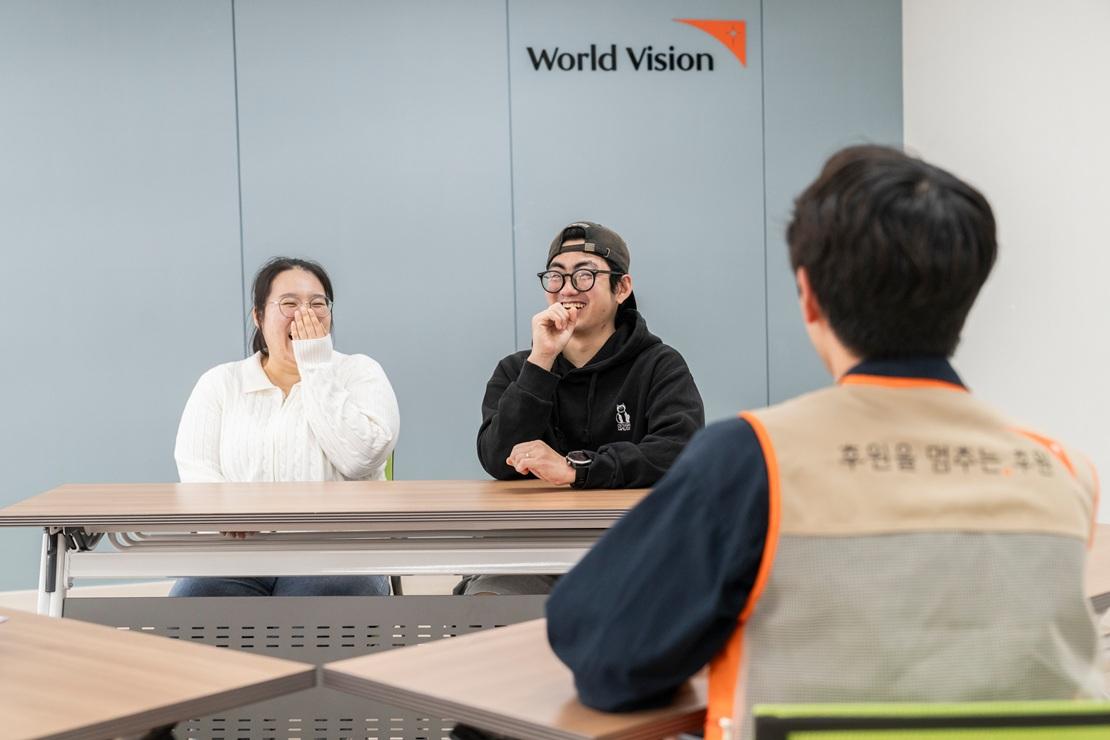 사회복지사선생님과 이야기를 나누는 청년들