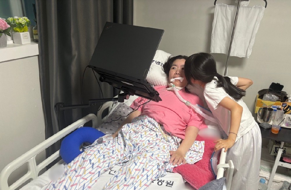 안구마우스로 아윤이와 소통하는 엄마